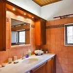 Semesterbostad Otzia Bay House, 7 Minutes Walking Distance From The Ioulis