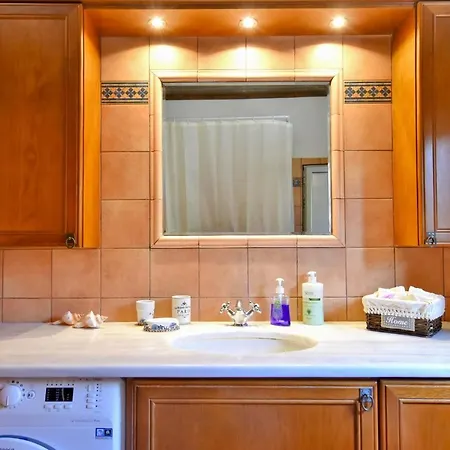 Otzia Bay House, 7 Minutes Walking Distance From The Сasa de vacaciones *